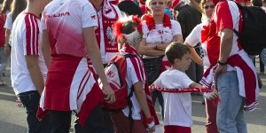 Kibice w drodze na Stadion Narodowy w Warszawie