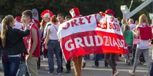 Kibice w drodze na Stadion Narodowy w Warszawie