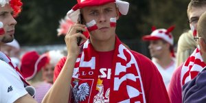 Kibice w drodze na Stadion Narodowy w Warszawie