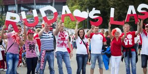 Kibice w drodze na Stadion Narodowy w Warszawie