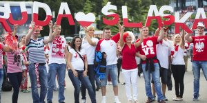 Kibice z Rudy Śląskiej z otylią Jedrzejczak w drodze na Stadion Narodowy w Warszawie