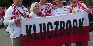 Kibice w drodze na Stadion Narodowy w Warszawie