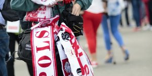 Kibice w drodze na Stadion Narodowy w Warszawie