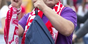 Kibice w drodze na Stadion Narodowy w Warszawie