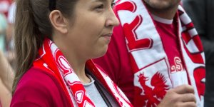 Kibice w drodze na Stadion Narodowy w Warszawie