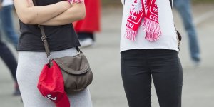 Kibice w drodze na Stadion Narodowy w Warszawie