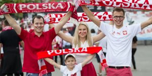 Kibice w drodze na Stadion Narodowy w Warszawie