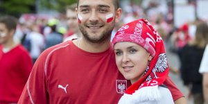 Kibice w drodze na Stadion Narodowy w Warszawie