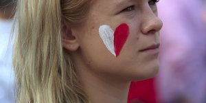 Kibice w drodze na Stadion Narodowy w Warszawie