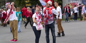 Kibice w drodze na Stadion Narodowy w Warszawie