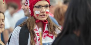 Kibice w drodze na Stadion Narodowy w Warszawie