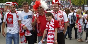 Kibice w drodze na Stadion Narodowy w Warszawie