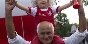 Kibice w drodze na Stadion Narodowy w Warszawie