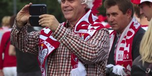 Kibice w drodze na Stadion Narodowy w Warszawie