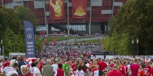 Kibice w drodze na Stadion Narodowy w Warszawie