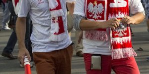 Kibice w drodze na Stadion Narodowy w Warszawie