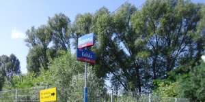 Oznakowanie skrzyżowania ulic Kolskiej i Okopowej. Tuż obok znajduje się SODON
