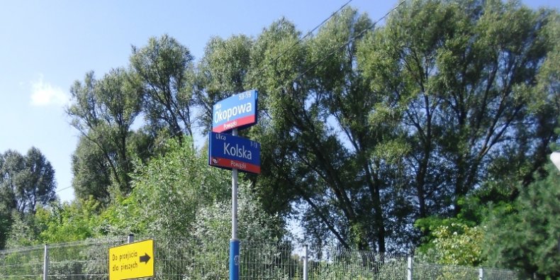 Oznakowanie skrzyżowania ulic Kolskiej i Okopowej. Tuż obok znajduje się SODON