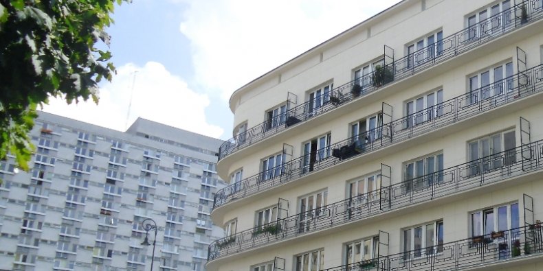 Mieszkania - widok na kamienicę Chłodna 25 i mrowisko za Żelazną Bramą.