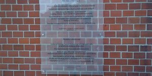 Odsłonięta tablica na Ratuszu w Westerland