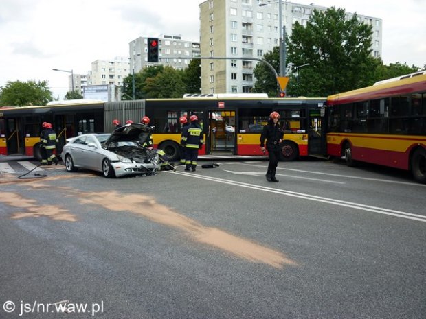 Zderzenie na ul. Anielewicza - dwa autobusy i samochód osobowy