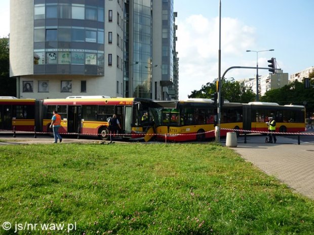 Zderzenie na ul. Anielewicza - dwa autobusy i samochód osobowy