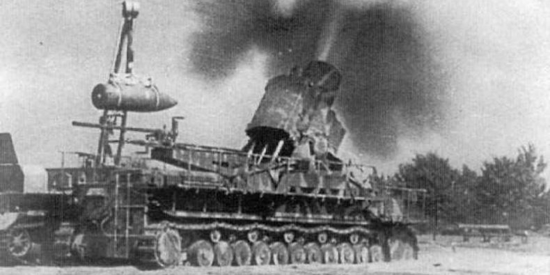 Karl-Mörser Ziu kal. 600 mm. Najcięższy samobieżny moździerz, używany w czasie II wojny światowej. Ostrzeliwał Śródmieście z okolic Parku Sowińskiego.