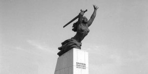 Pomnik Nike poświęcony Bohaterom Warszawy 1939-1945