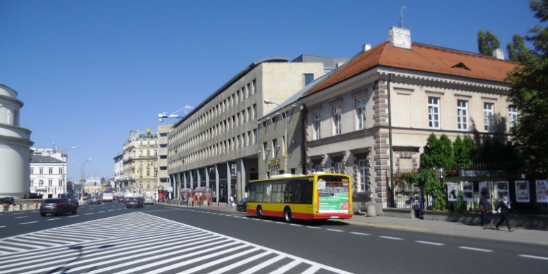 Autobus podjechał do miejsca gdzie kiedyś była Ekspedycja pl. Trzech Krzyży