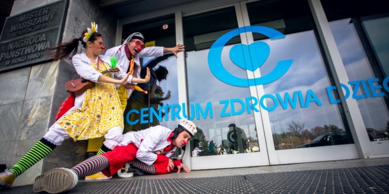 Czerwone Noski skradają się do dzieci w Centrum Zdrowia Dziecka