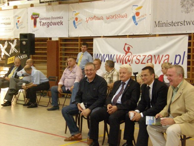 Drużynowe Mistrzostwa Polski w zapasach Drużynowe Mistrzostwa Polski w zapasach - goście i gospodarz spotkania od lewej: Burmistrz Targówka Grzegorz Zawistowski, zastępcy Wacław Kowalski i Grzegorz Gadecki oraz prezes UKS Nasz Targówek Roman Soroczyński.