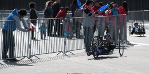 Maraton Handbike 2014 wokół Stadionu Narodowego. Kibice