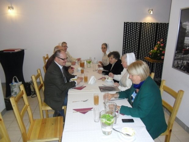 Przed obiadem - Z lewej przedstawiciel Fundacji Polsko-Niemieckie Pojednanie, Pan Przemysław Sypniewski, z prawej Pani Barbara Siedlicka