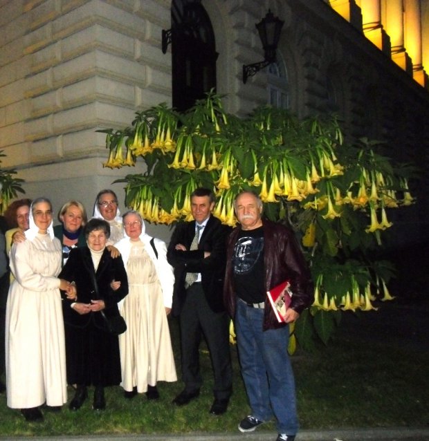 Przy Daturach- od lewej: Ewa Czerniawska, Siostra Julia, Barbara Siedlicka, Wanda Traczyk-Stawska, Siostra Arimathia, Siostra Joela, Wiesław Sikorski, Bogusław Ruszczyk