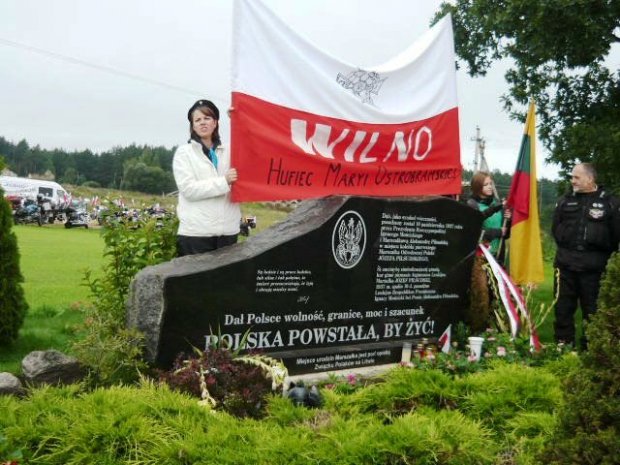 Rajd Katyński - przy pomniku harcerze z Wilna