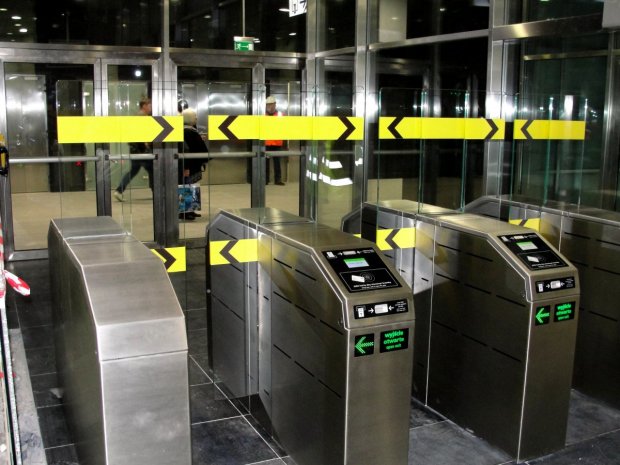 Bramki wejściowe na stacji Rondo Daszyńskiego - nieco przypominają te zastosowane w Rzymie - ich wygląd został jednak unowocześniony.