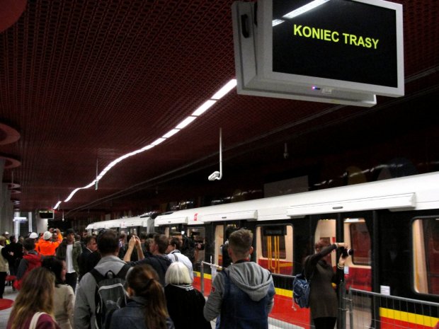 Oto pierwsi pasażerowie II linii metra - trzeba przyznać, że zagęszczenie pasażerów było godne godzin szczytu.