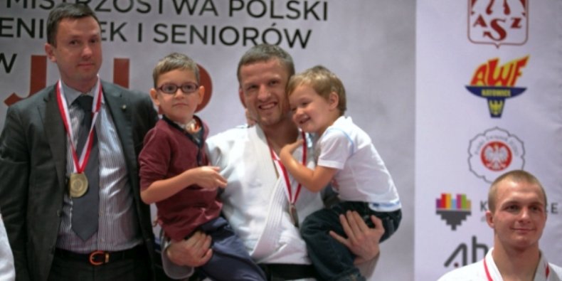 Mistrzostwa Polski Seniorów w Judo 2014. Krzysztof Wiłkomirski ze swoimi synami Frankiem i Filipem. Po lewej stronie trener Jarosław Bojarski.