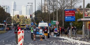 36. PZU Maraton Warszawski - Andrzej, Wojtek i Zbyszek. Formacja zamykająca maraton, wspaniałe wsparcie między sobą.