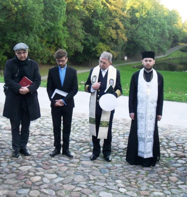 Duchowni w modlitwie ekumenicznej, od lewej: Jakub Doman - członek gminy żydowskiej w imieniu Michaela Schudricha naczelnego rabina Warszawy, Ksiądz Łukasz Skurczyński z Ewangelickiego Duszpasterstwa Wojskowego, Ksiądz Komandor Janusz Bąk z Ordynariatu Wojska Polskiego, Ksiądz Piotr Nestoruk - Prawosławny Ordynariat Wojska Polskiego.
