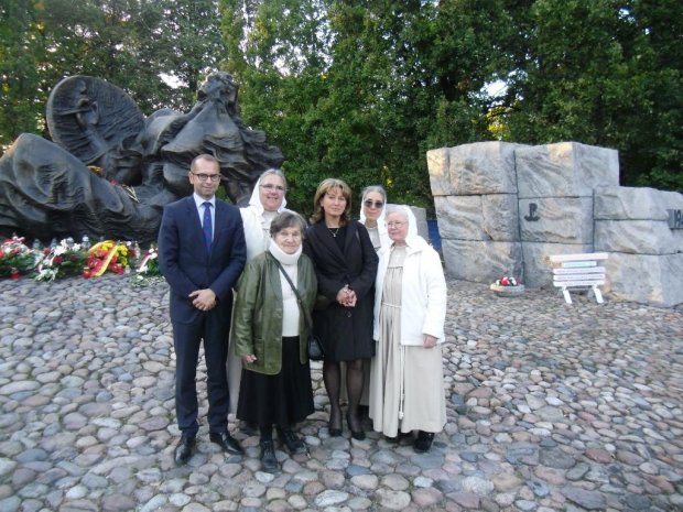 Na Cmentaru Powstańców Warszawy - od prawej: poseł Michał Szczerba, Siostra Arimathia, Pani Wanda Traczyk Stawska, Burmistrz Woli Pani Urszula Kierzkowska, Siostra Julia, Siostra Joela.