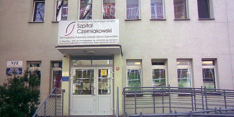 Szpital Czerniakowski - wejście od ulicy Stępińskiej