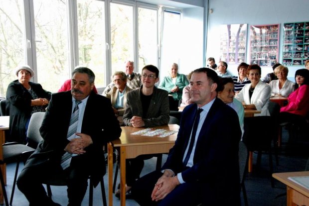 Uczestnicy spotkania - od lewej (pod oknem) honorowa Prezes TPW Marzena Grochowska, burmistrz Wiesław Krzemień, Prezes TPW Ursus Aleksandra Sheybal-Rostek, wiceburmistrz Jacek Duchnowski