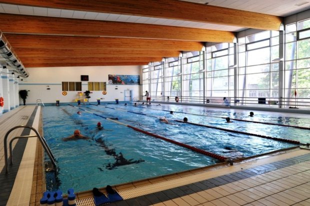 Możliwość aktywnego wypoczynku gwarantują na Woli 2 hale sportowe i 4 pływalnie. Na zdjęciu jedna z nich – pływalnia „Orka” przy ul. Grzybowskiej 35.
