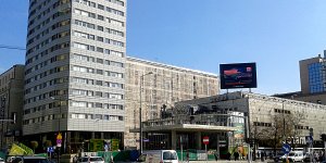 skrzyżowanie ul. Świętokrzyskiej i ul. Marszałkowskiej, widok w stronę zamkniętego "Sezamu"