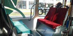 Chińskie autobusy elektryczne - wnętrze autobusu. Zastosowano 2 rodzaje tapicerki, bordową i zieloną