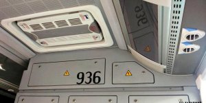 Chińskie autobusy elektryczne - wnętrze autobusu. Z tyłu nie ma szyby, znajdują się tam urządzenia techniczne (akumulatory zasilające autobus, klimatyzacja). Gdzieniegdzie można zobaczyć jeszcze fabryczne folie.