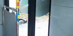 Chińskie autobusy elektryczne - wnętrze autobusu. Przy tylnych drzwiach jest dość ciasne przejście. Przyciski pomimo że wyglądają na dotykowe, są zwykłymi przyciskami.