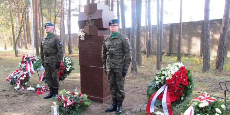 Pomnik gen. Stefana "Grota" Roweckiego - honorowa warta polskich żołnierzy w Sachsenhausen