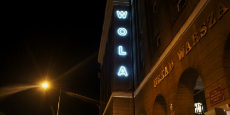 Neon „Wola” - Pulsujący neon „Wola” upamiętnił na budynku Urzędu Dzielnicy 70. rocznicę zakończenia Powstania Warszawskiego